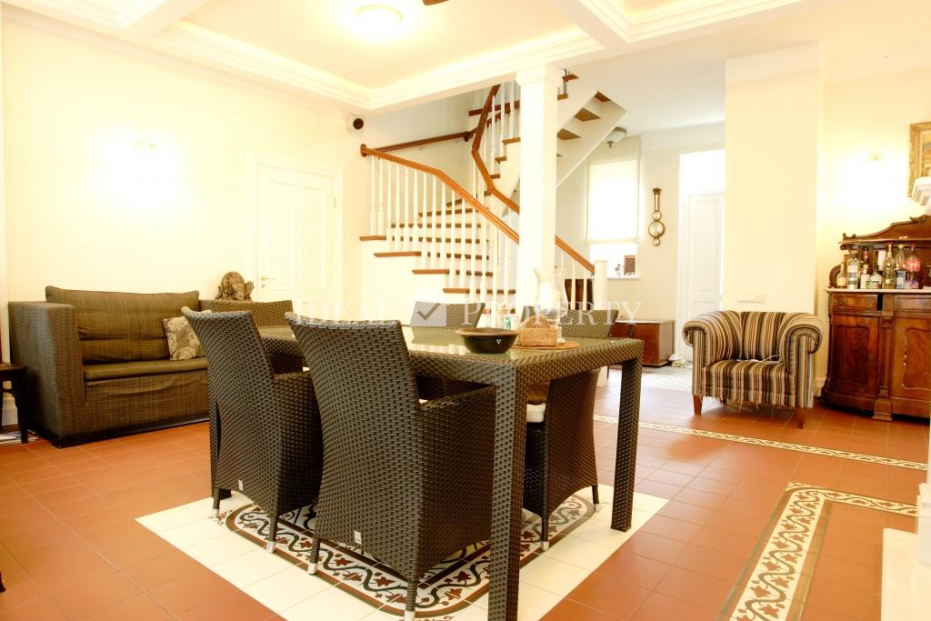 Stylish and comfortable home located on Kapu street.